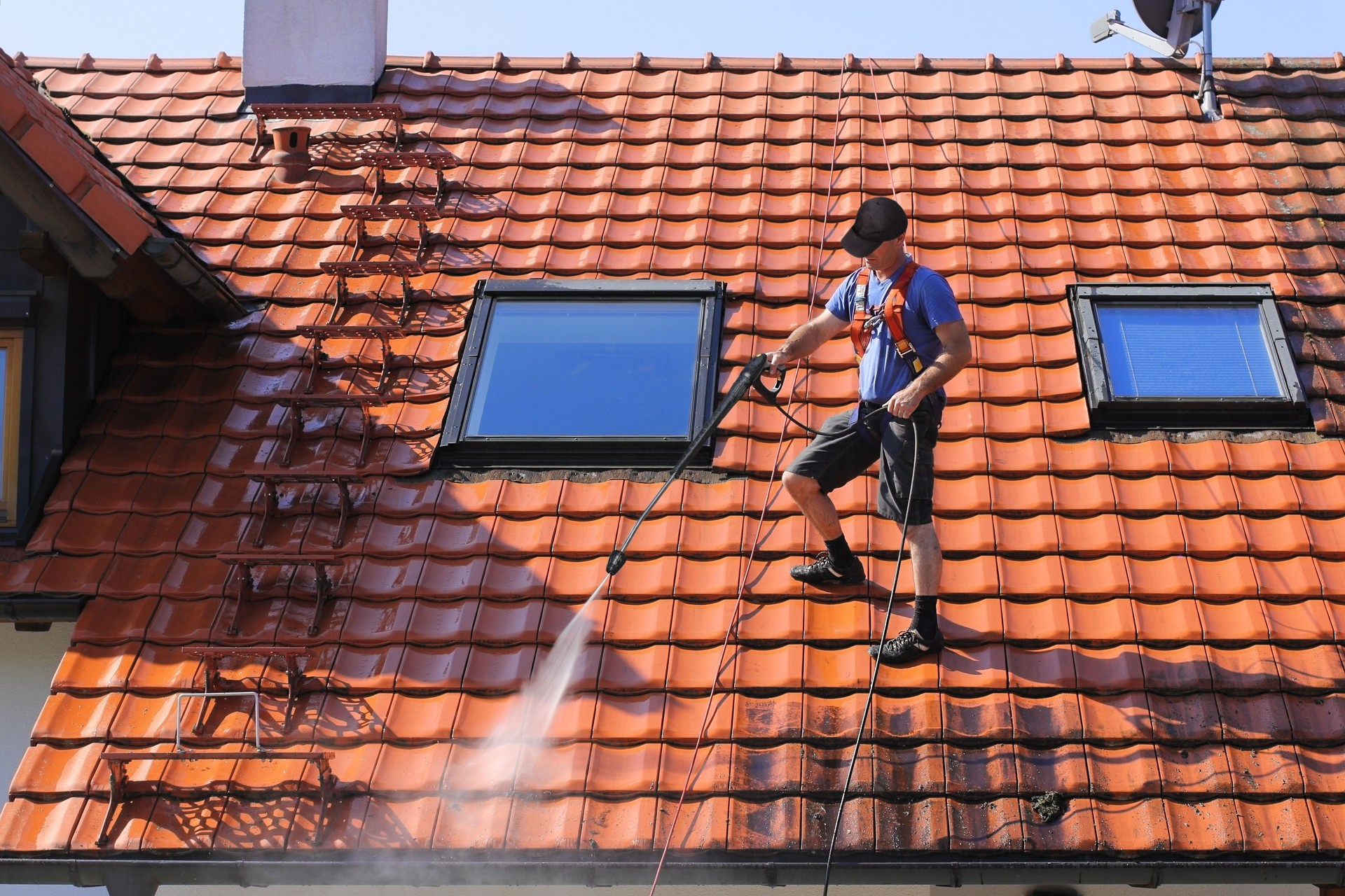 Roof cleaning with high pressure